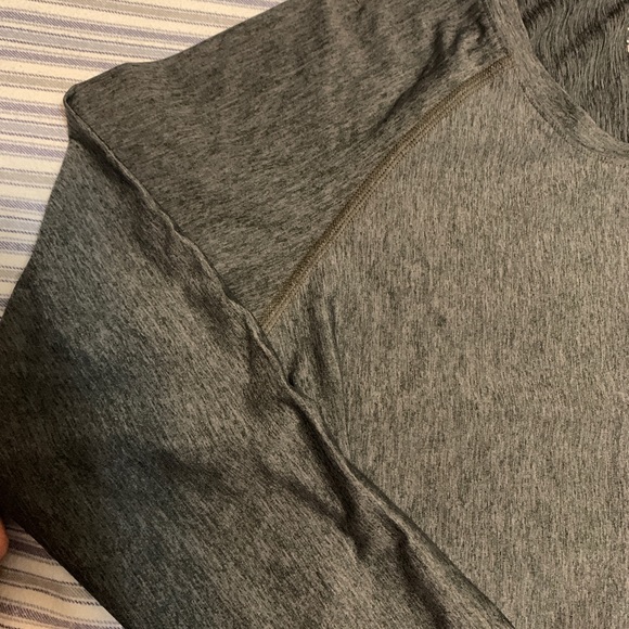 NWOT women’s XS underarmour gray heat gear long sleeve - Picture 7 of 8